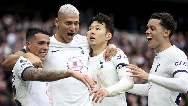Paris Saint Germain có ý định thuê hậu vệ ngoài Leeds United